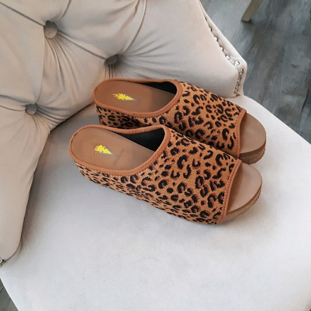 Volatile leopard slides